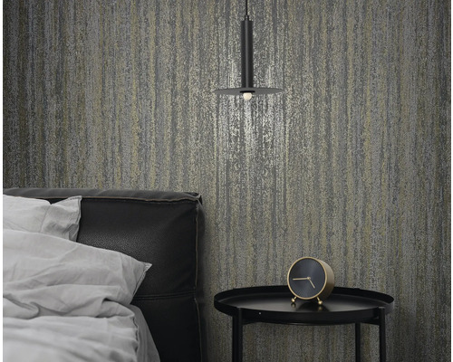 Dormitor cu tapet cu model, noptieră și pat