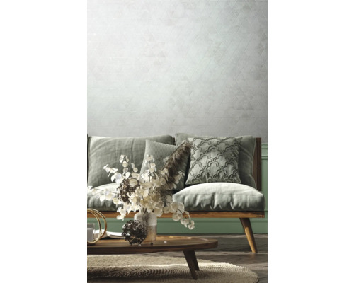 Cameră de zi cu canapea, perne, masă și tapet geometric