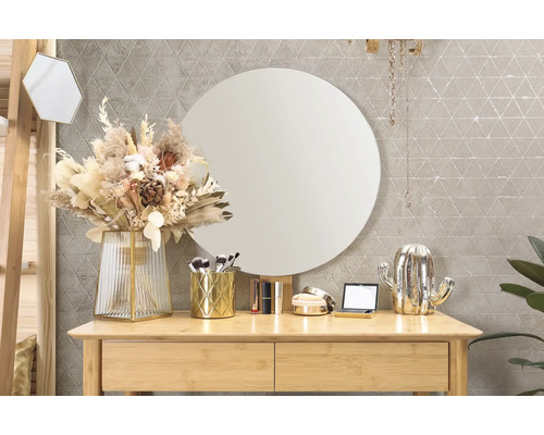 Obiecte decorative pe o masă de toaletă cu oglindă rotundă