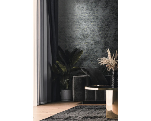 Cameră de zi cu tapet cu model gri, canapea și plantă de interior