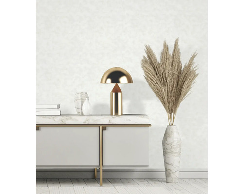 Interior decorativ cu comodă, lampă de masă și iarbă ornamentală în vază