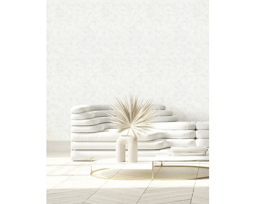 Living luminos cu canapea, masă și decorațiuni