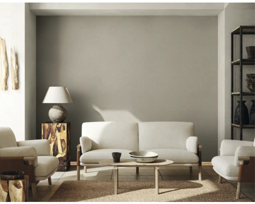 Cameră de zi cu canapea, fotolii, masă, lampă și raft.