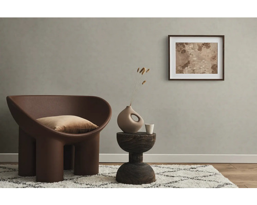 Cameră de zi cu fotoliu, masă și decorațiuni