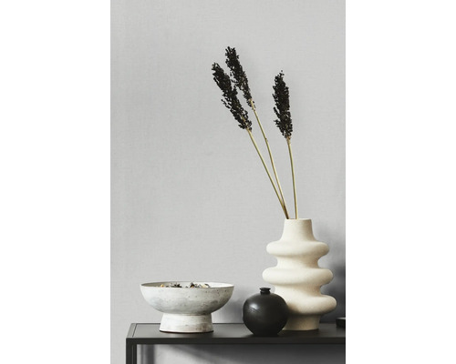 Aranjament decorativ cu vază, iarbă ornamentală și bol pe o masă