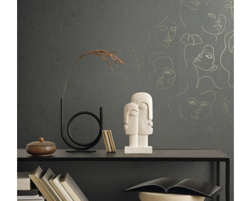 Interior decorativ cu tapet cu reprezentări faciale