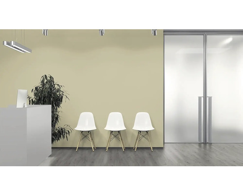 Sală de așteptare cu recepție, trei scaune și ușă de sticlă