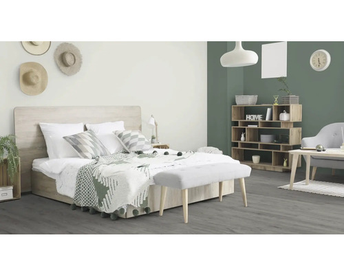 Dormitor luminos cu pat, noptieră, raft și bancă