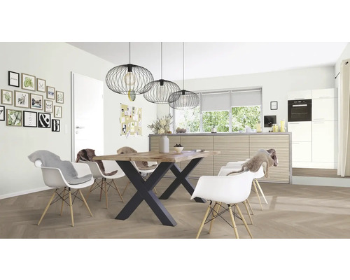 Zonă de luat masa luminoasă cu masă din lemn, picioare metalice negre și scaune albe