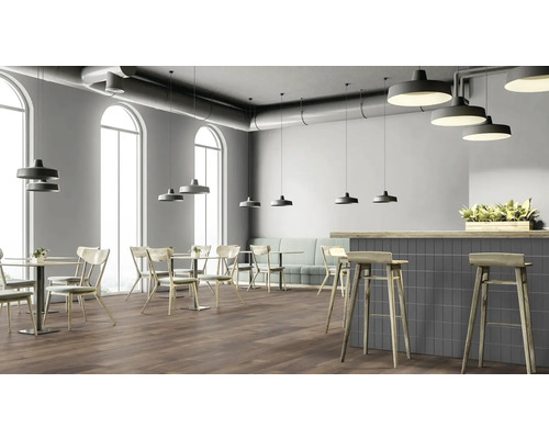 Interiorul unui restaurant cu mese, scaune, un bar și lămpi suspendate