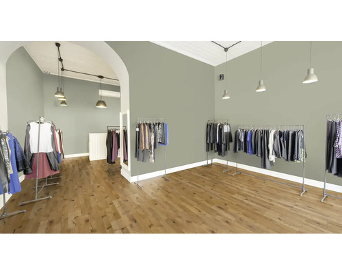 Interiorul unui magazin de îmbrăcăminte cu suporturi pentru haine și podea din lemn