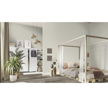 Dormitor luminos și prietenos cu pat cu baldachin, dulap cu uși glisante și plante de apartament