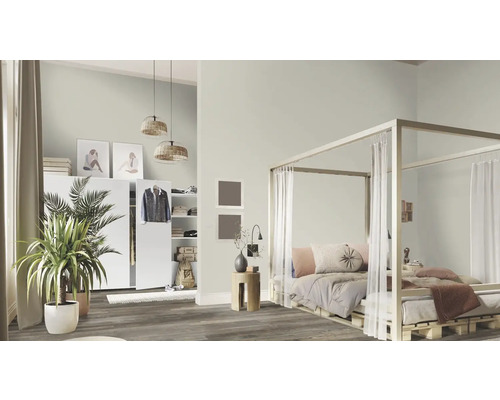 Dormitor luminos și prietenos cu pat cu baldachin, dulap cu uși glisante și plante de apartament