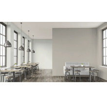 Zonă de restaurant cu mese, scaune, canapea și lămpi suspendate pentru un design modern