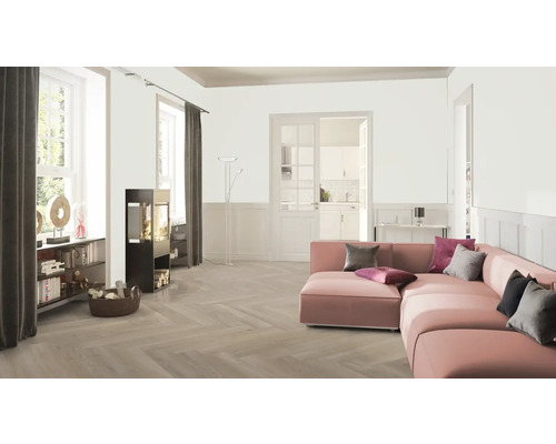 Cameră de zi cu canapea de colț, sobă, lampadar, rafturi și fereastră cu perdele