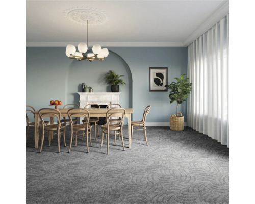 Sufragerie cu covor, masă din lemn și scaune