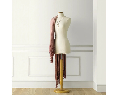 Mannequin de croitorie cu eșarfă și colier