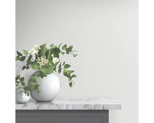 Aranjament decorativ cu flori în vaze rotunde pe o masă cu blat de marmură