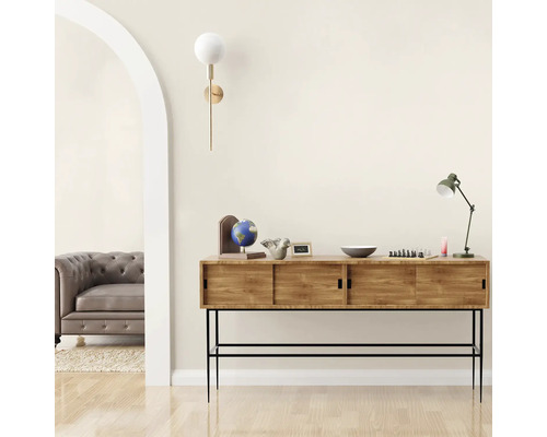 Cameră de zi cu comodă din lemn, lampă de podea și lampă de perete