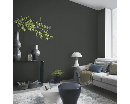 Living cu canapea, masă și elemente decorative pentru o ambianță primitoare