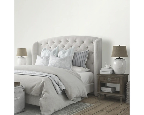 Dormitor cu pat, noptieră și lămpi pentru o atmosferă luminoasă și organizată.