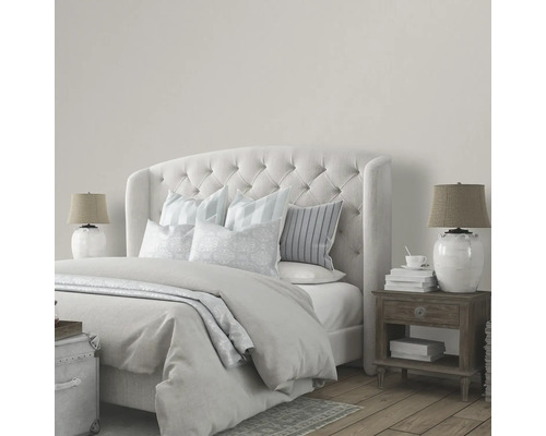 Dormitor cu pat, noptieră și lămpi cu design neutru