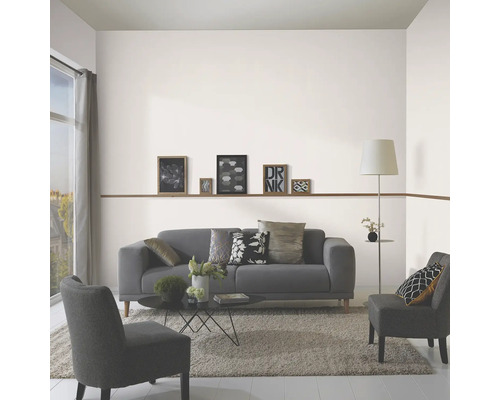 Living cu canapea, fotolii, covor și decorațiuni