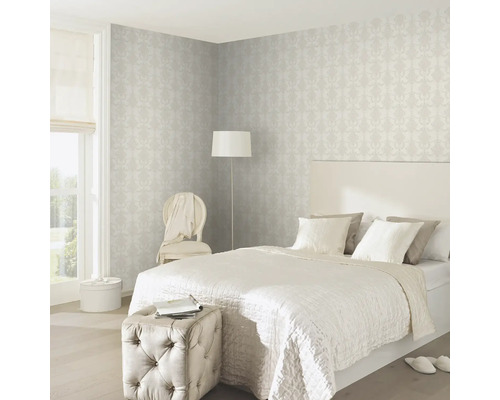 Dormitor cu pat, fotoliu, lampadar și tapet cu model