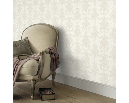 Scenă cu tapet cu model și fotoliu în cameră