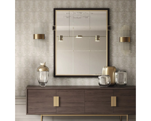 Aspect interior cu oglindă, aplice de perete, comodă și vaze decorative