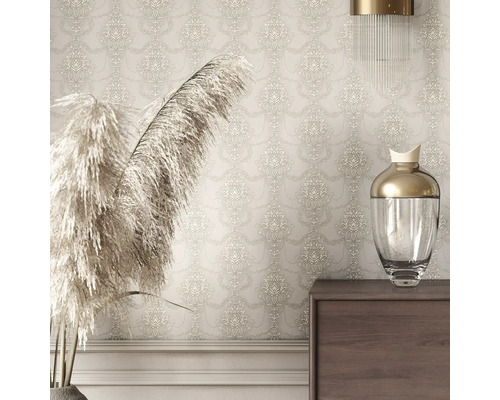 Tapet cu model ornamental într-o cameră de zi