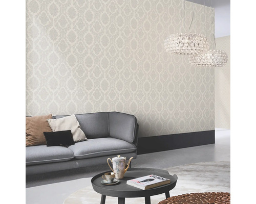 Cameră de zi cu tapet cu model, canapea și măsuță de cafea