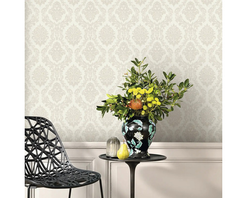 Scenă cu tapet cu model, masă cu vază de flori și scaun