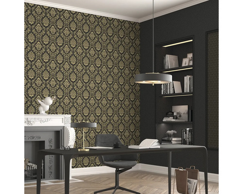 Birou cu tapet cu model floral, birou, scaun, raft și șemineu