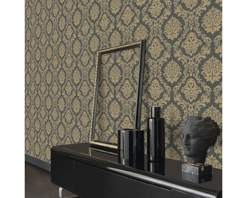 Cameră de zi cu tapet cu model, ramă, vaze și un bust pe un dulap