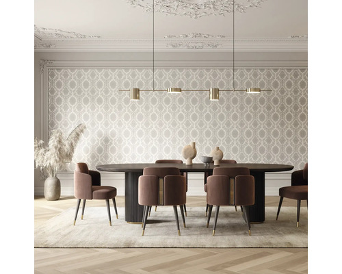 Sufragerie cu masă, scaune și iluminat