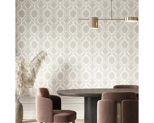 Sufragerie cu tapet cu model, masă și scaune