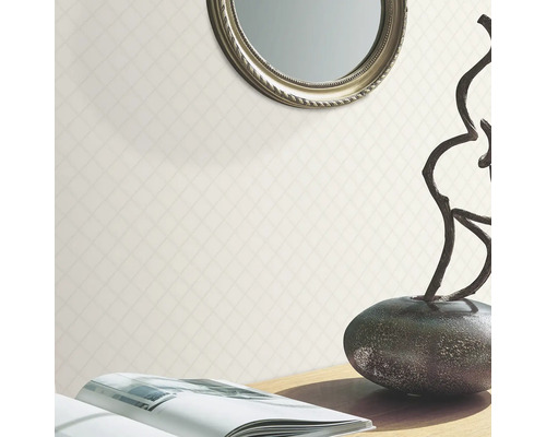 Cameră de zi cu tapet cu model în romburi, oglindă și decorațiuni