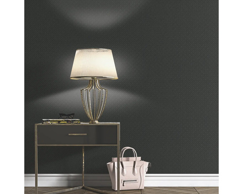 Cameră de zi cu tapet cu model, lampă de noptieră și geantă de mână