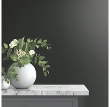 Tapetă decorativă cu model geometric și raft de marmură cu vază de flori