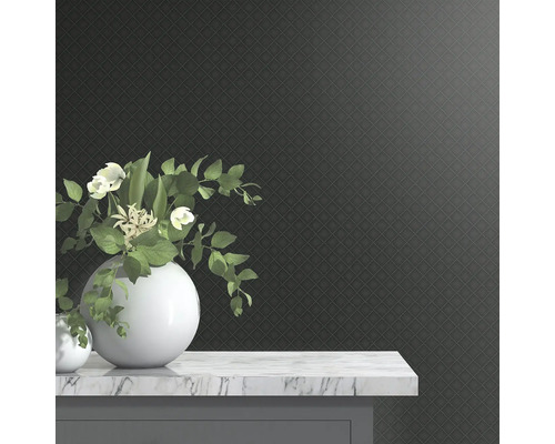 Tapetă decorativă cu model geometric și raft de marmură cu vază de flori