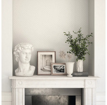 Șemineu decorativ cu muluri, sculptură, tablouri și vaze ca elemente de design interior.