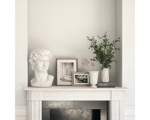 Șemineu decorativ cu muluri, sculptură, tablouri și vaze ca elemente de design interior.