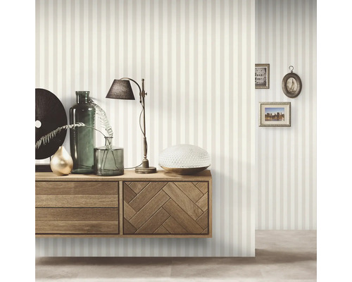 Living cu tapet în dungi, comodă din lemn și decorațiuni