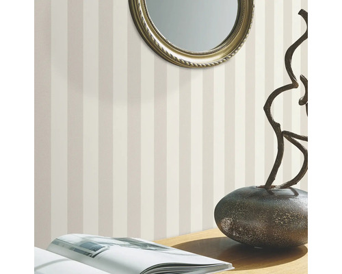 Exemplu de scenă cu tapet în dungi, o oglindă și decorațiuni pe o masă.