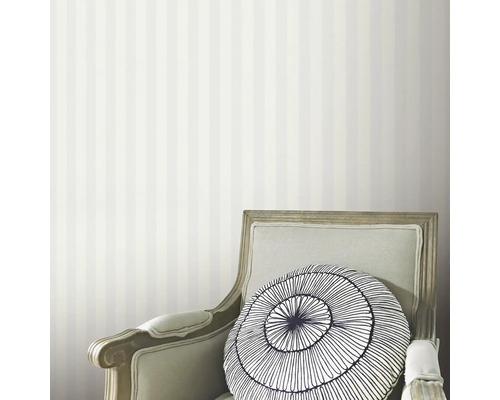 Cameră cu tapet cu dungi și fotoliu