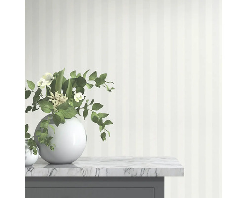 Scenă cu tapet cu dungi, vază cu flori și suprafață de marmură