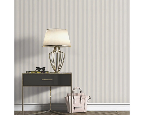 Scenă cu tapet în dungi, noptieră, lampă și geantă de mână