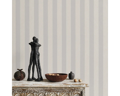 Tapet decorativ cu model în dungi într-o cameră luminoasă.