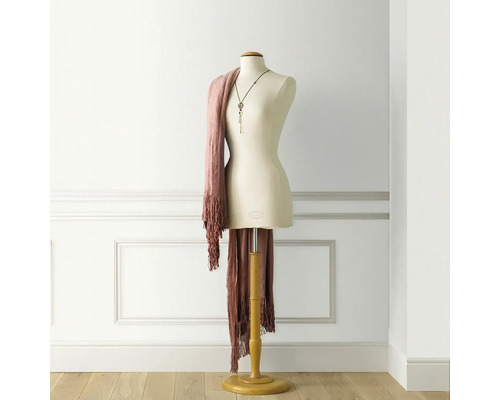 Mannequin de croitorie cu eșarfă și lanț